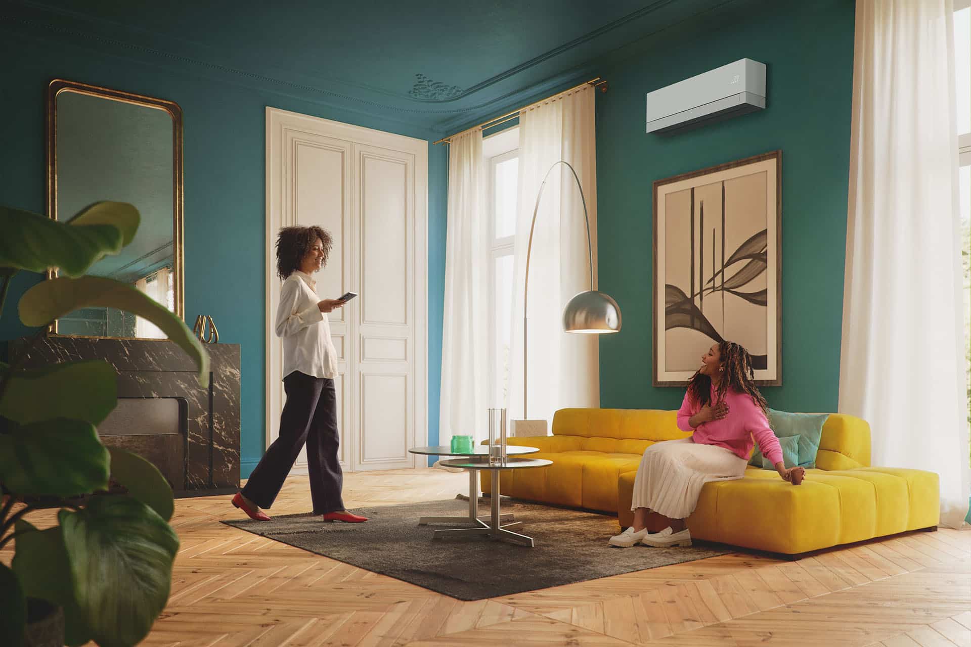 Samsung RAC WindFree Premiere+White_Sfeerbeeld_003 Sfeerbeeld van huiselijke kamer met op de achtergrond het windfree première+ model