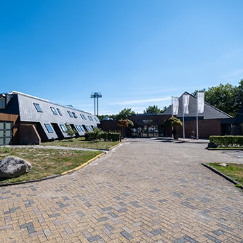 Een renovatiepand met veel verschillende ruimtes runnen met slechts één duurzaam klimaatsysteem, dat was de wens in Hotel Hoogeveen. Voor Hotel Hoogeveen is een compleet vernieuwd duurzaam klimaatsysteem gerealiseerd.
