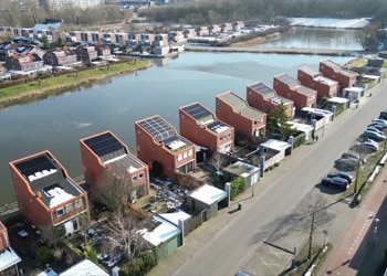 Duurzaamheid en comfort gaan hand in hand in deze Groningse woning. 
Dankzij de combinatie van de Samsung EHS Mono HT Quiet warmtepomp en de Hydrobag bufferzak van 2000 liter, wordt energie bespaard zonder in te leveren op comfort.