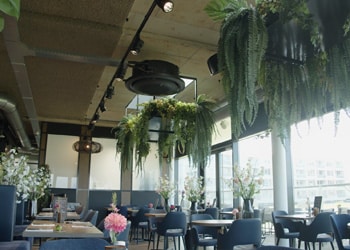 Een stijlvol restaurant met uitzicht op zee en grote ramen koel houden tijdens hete zomerdagen zonder afbreuk te doen aan het interieur. Een interessante uitdaging! Met de Samsung 360 Cassette als perfecte oplossing.