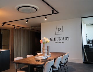 RhijnArt Keukens koos voor een combinatie van vloerverwarming, koeling en Samsung 360 Cassettes om de showroom altijd comfortabel en optimaal gereguleerd te houden.